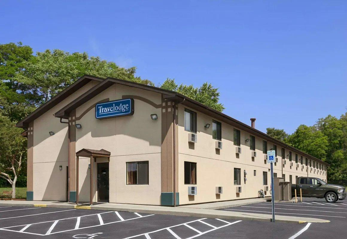 Travelodge by Wyndham Muskegon hotel hero