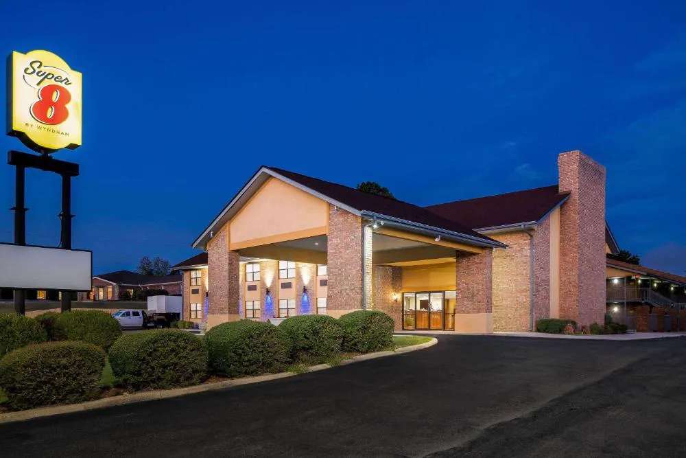 Super 8 by Wyndham Paragould hotel hero