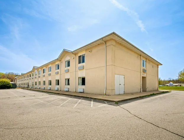 LakeWood Inn & Suites hotel detail image 2