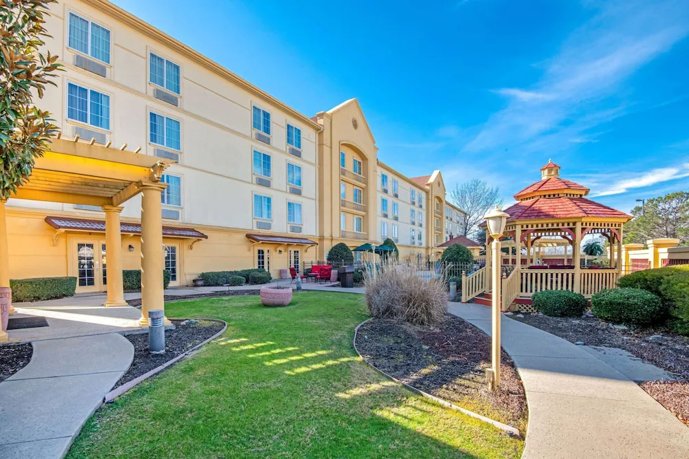 La Quinta Inn & Suites by Wyndham Sherman hotel hero