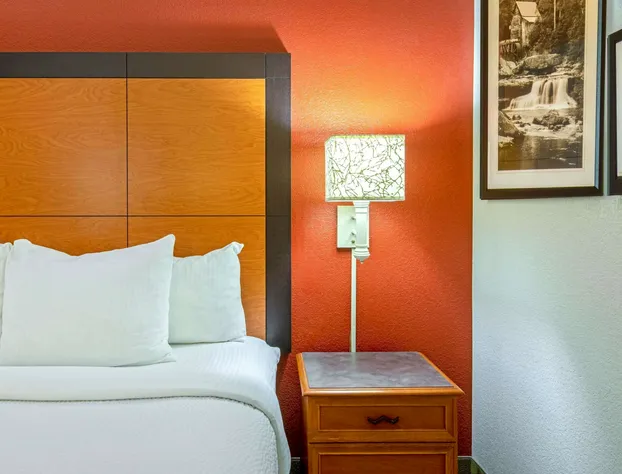 La Quinta Inn & Suites by Wyndham Sherman hotel detail image 1