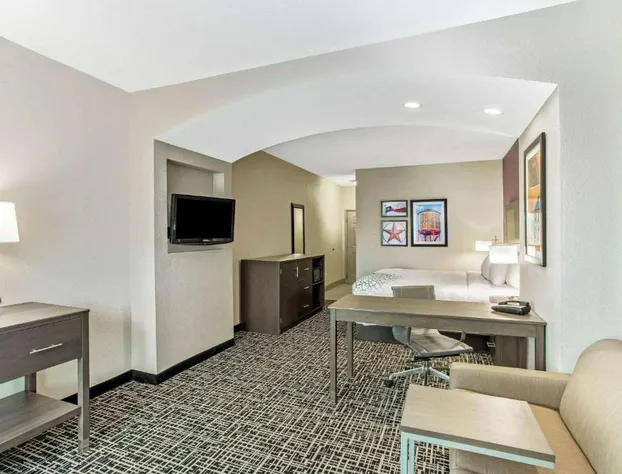 La Quinta Inn & Suites by Wyndham Hillsboro hotel detail image 4