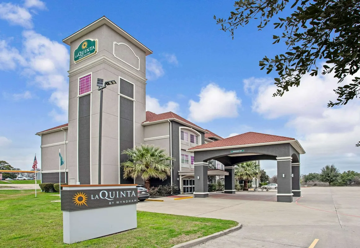 La Quinta Inn & Suites by Wyndham Fairfield TX hotel hero