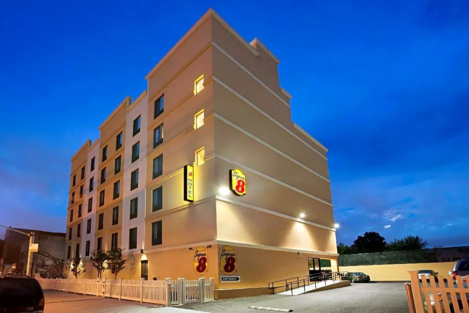 Super 8 by Wyndham Bronx hotel hero