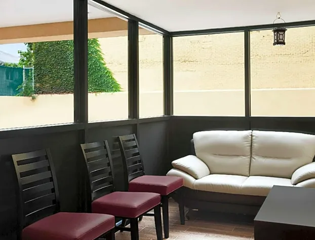 Super 8 by Wyndham Bronx hotel detail image 4