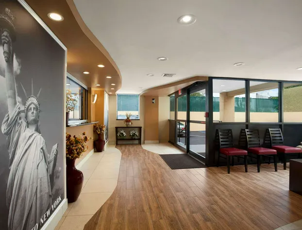 Super 8 by Wyndham Bronx hotel detail image 4