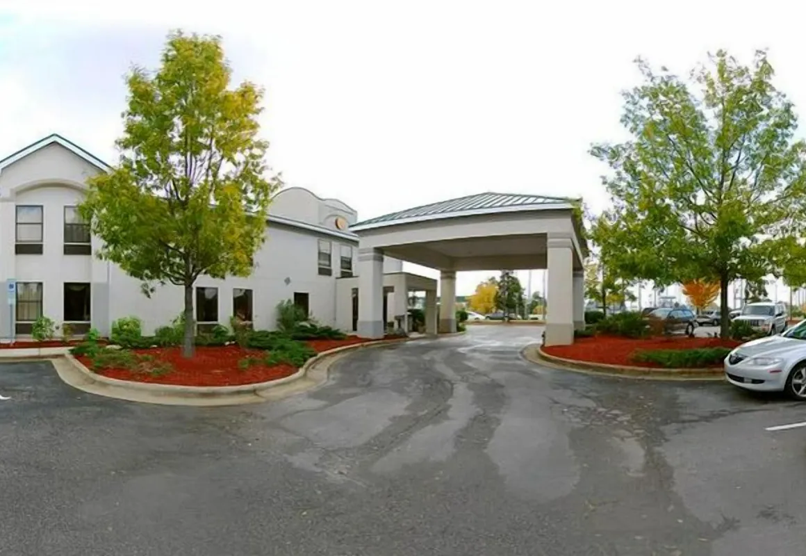 Clarion Pointe Apex – Holly Springs hotel hero