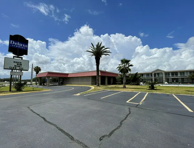 Super 8 by Wyndham Lake Jackson/Clute hotel detail image 1