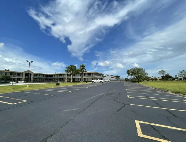 Super 8 by Wyndham Lake Jackson/Clute hotel detail image 2