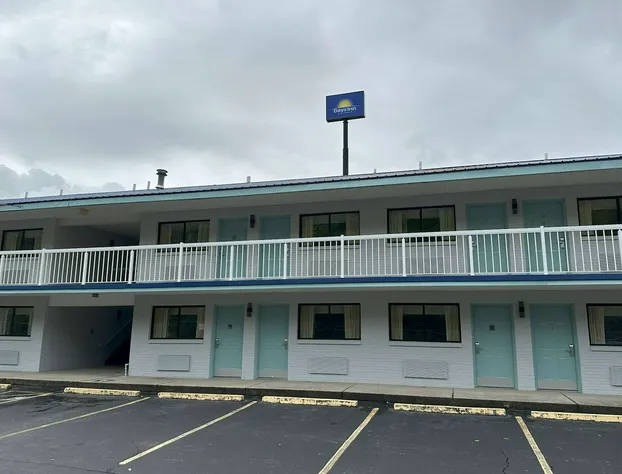 Days Inn by Wyndham Renfro Valley Mount Vernon hotel detail image 1