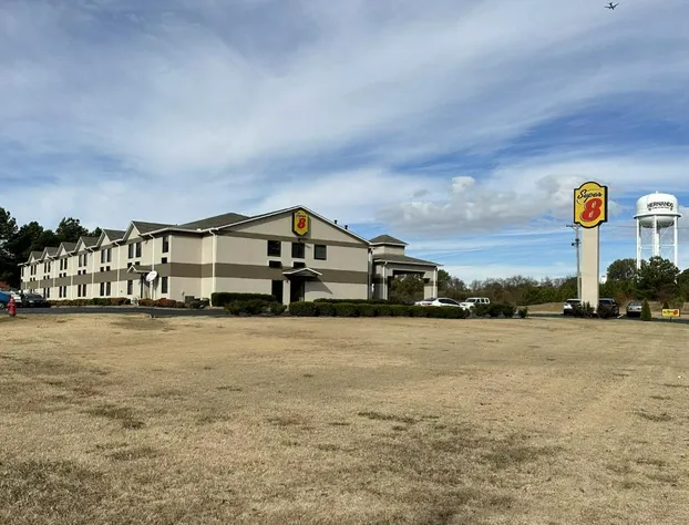 Super 8 by Wyndham Hernando hotel detail image 1