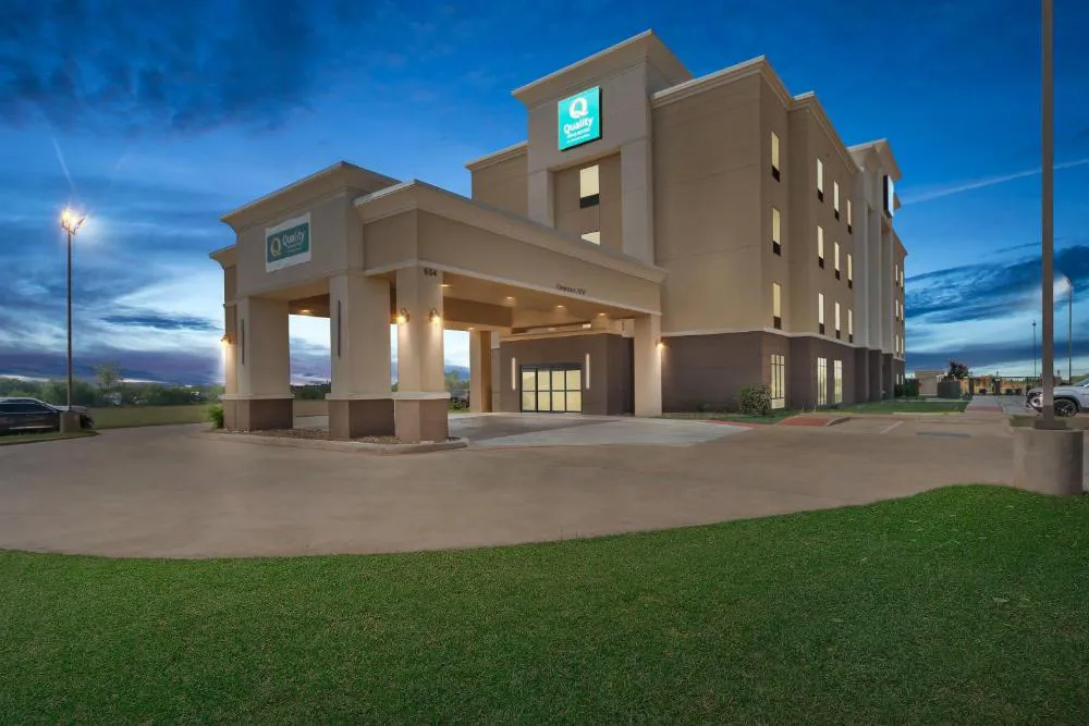 Quality Inn & Suites hotel hero
