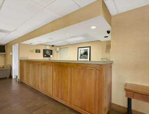 Super 8 by Wyndham Oxford hotel detail image 3