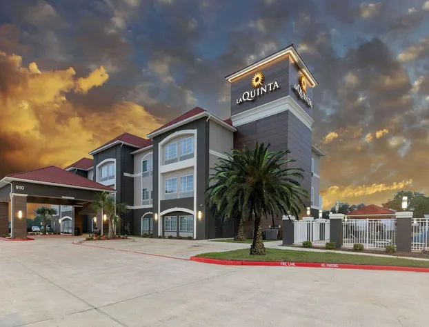 La Quinta Inn & Suites by Wyndham Port Lavaca hotel detail image 1