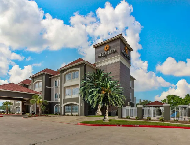 La Quinta Inn & Suites by Wyndham Port Lavaca hotel detail image 1