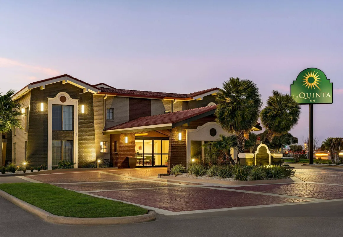 La Quinta Inn by Wyndham Victoria hotel hero