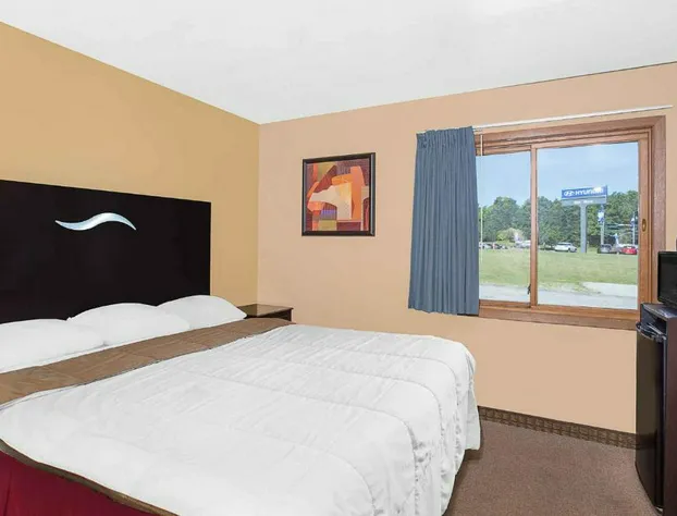 Super 8 by Wyndham Sheboygan WI hotel detail image 3