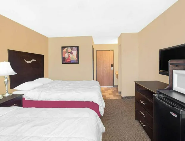 Super 8 by Wyndham Sheboygan WI hotel detail image 3