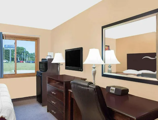 Super 8 by Wyndham Sheboygan WI hotel detail image 4