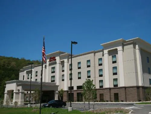 Hampton Inn and Suites Warren hotel hero