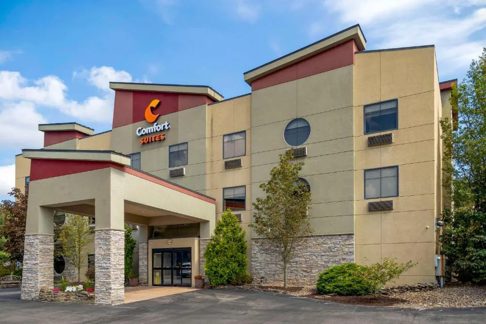 Comfort Suites Monaca hotel hero
