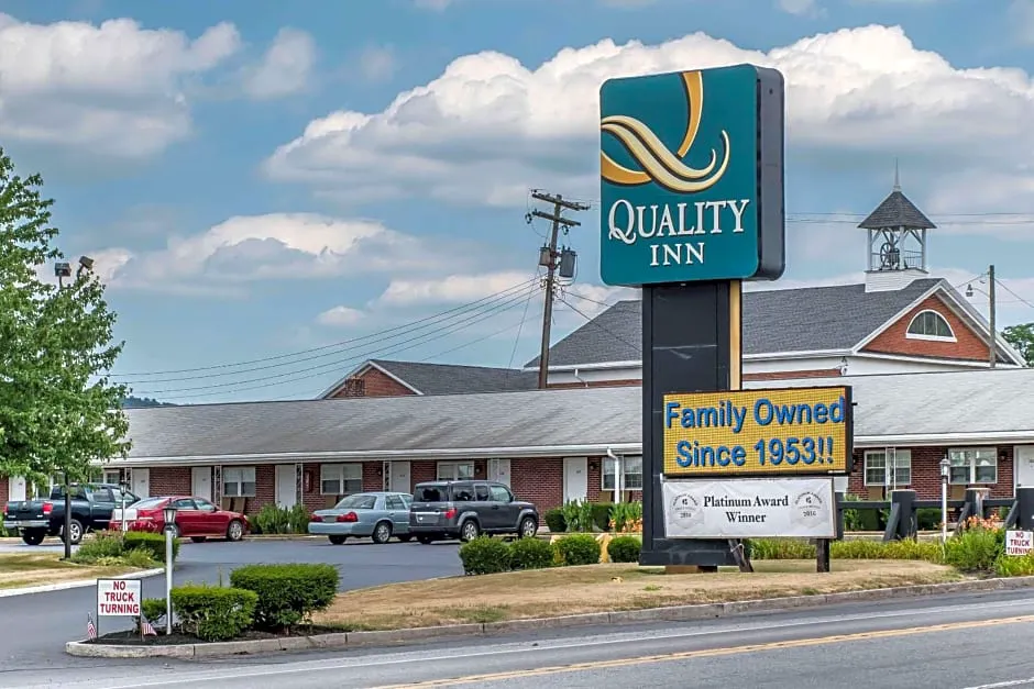 Quality Inn Breeze Manor hotel hero