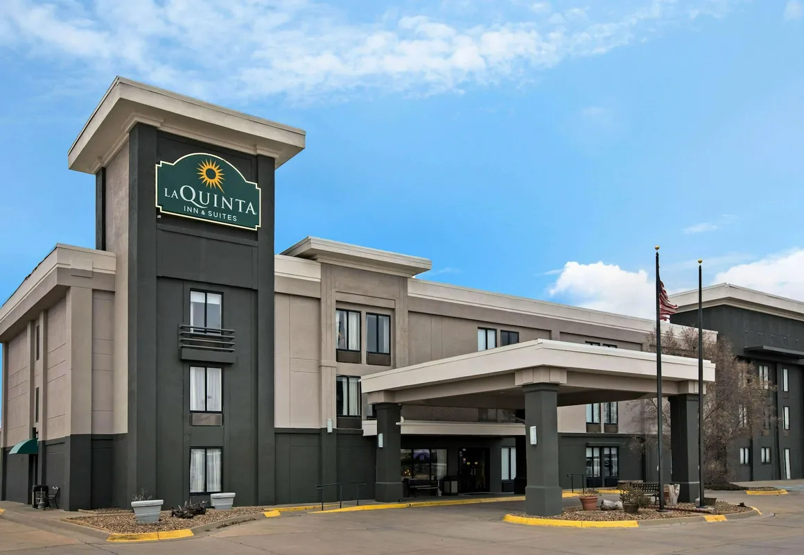 La Quinta Inn & Suites by Wyndham Salina hotel hero