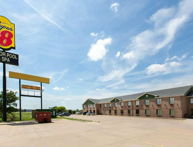Super 8 by Wyndham Salina I-70 hotel detail image 1