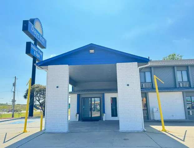Days Inn by Wyndham Salina I-70 hotel detail image 1