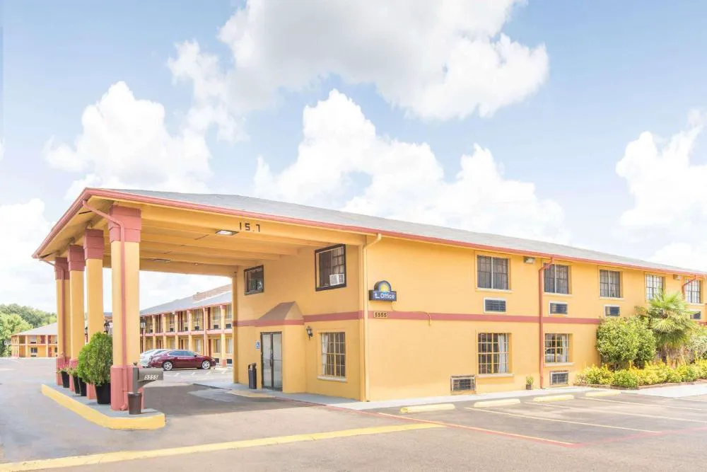 Days Inn & Suites by Wyndham Marshall hotel hero