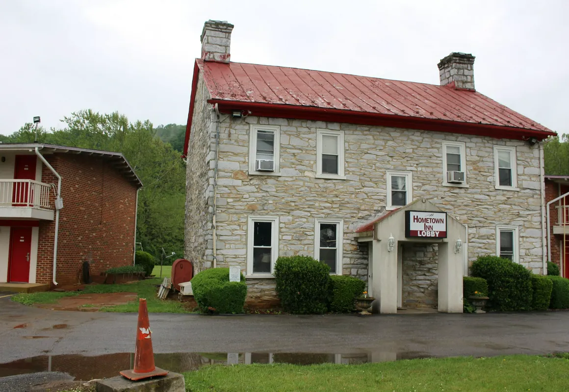 Hometown Inn Staunton hotel hero