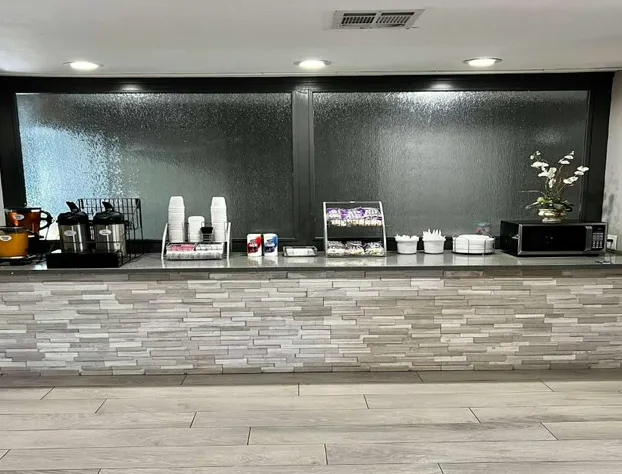 Super 8 by Wyndham Sealy hotel detail image 3