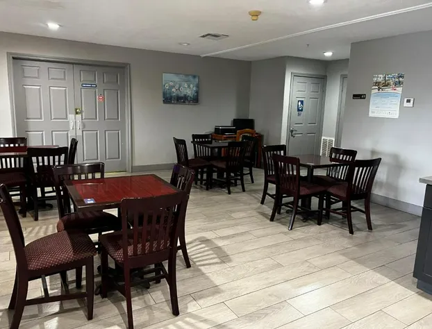 Super 8 by Wyndham Sealy hotel detail image 4