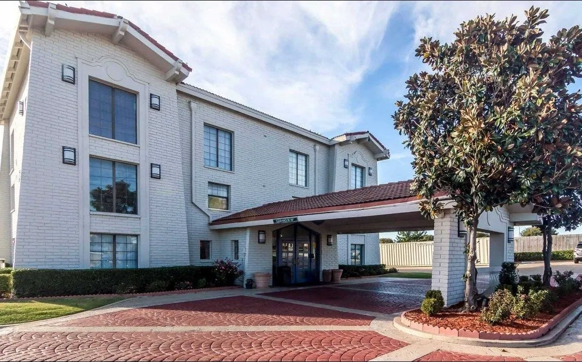 Econo Lodge hotel hero