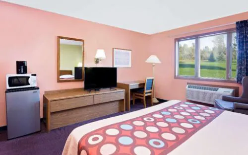 Super 8 by Wyndham Sturgeon Bay hotel detail image 2