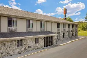 Super 8 by Wyndham Sturgeon Bay hotel hero