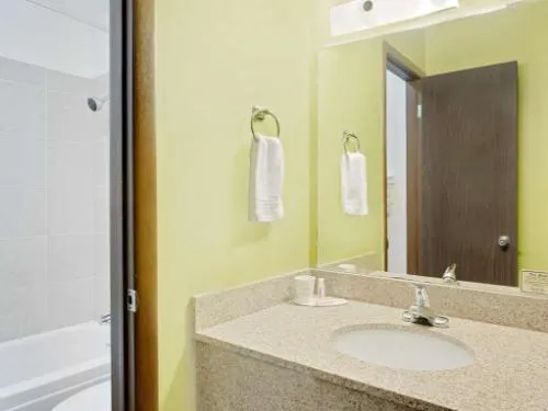 Super 8 by Wyndham Sturgeon Bay hotel detail image 2