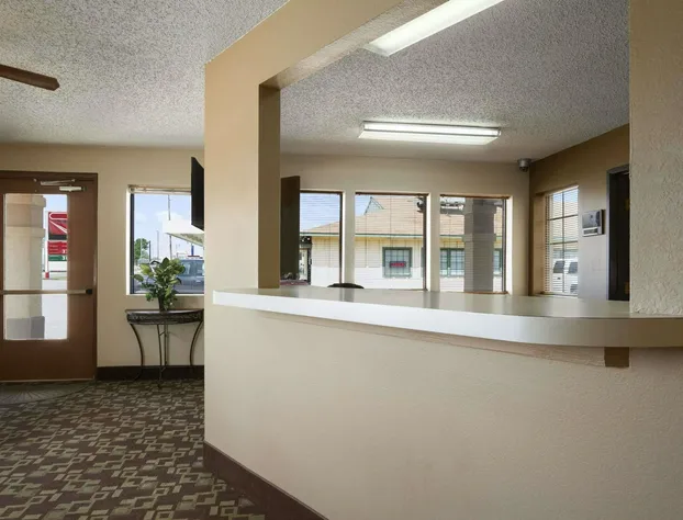 Super 8 by Wyndham Blackwell hotel detail image 1