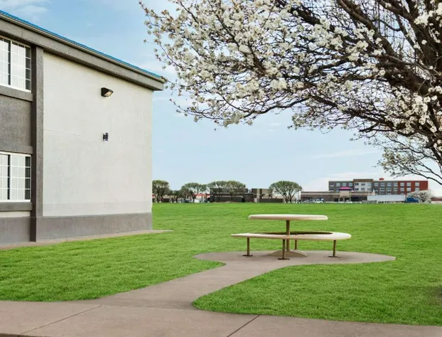 Baymont by Wyndham Blackwell I-35 hotel detail image 3