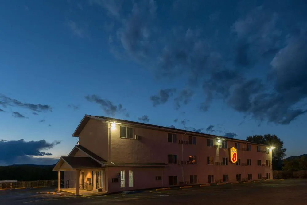 Super 8 by Wyndham Raton hotel hero