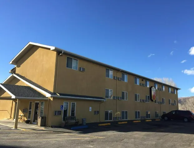 Super 8 by Wyndham Raton hotel detail image 2