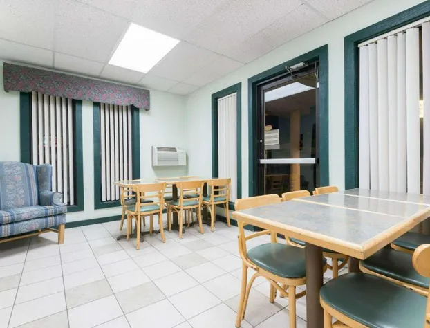 Super 8 by Wyndham Raton hotel detail image 4