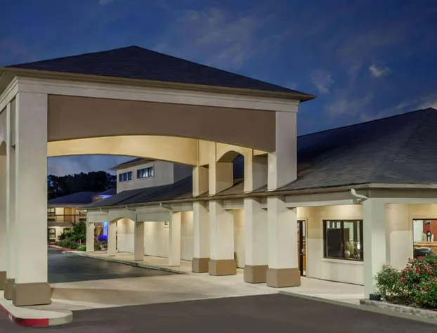 Days Inn & Suites by Wyndham Huntsville hotel detail image 1