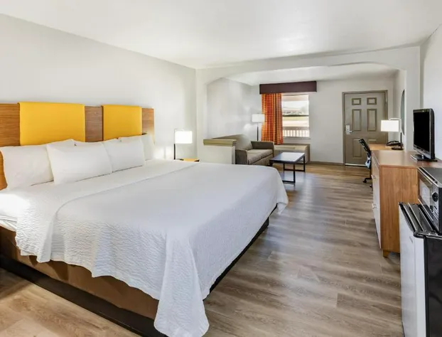 Days Inn & Suites by Wyndham Huntsville hotel detail image 4