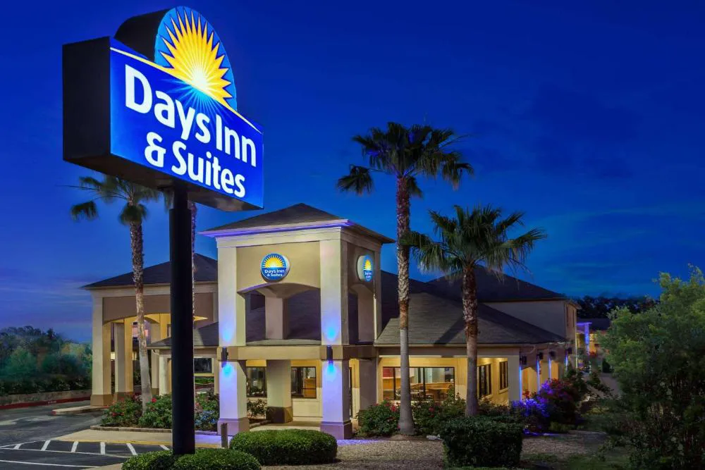 Days Inn & Suites by Wyndham Huntsville hotel hero
