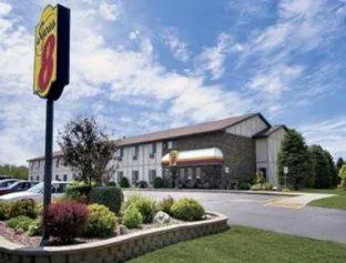 Super 8 by Wyndham Antigo hotel hero