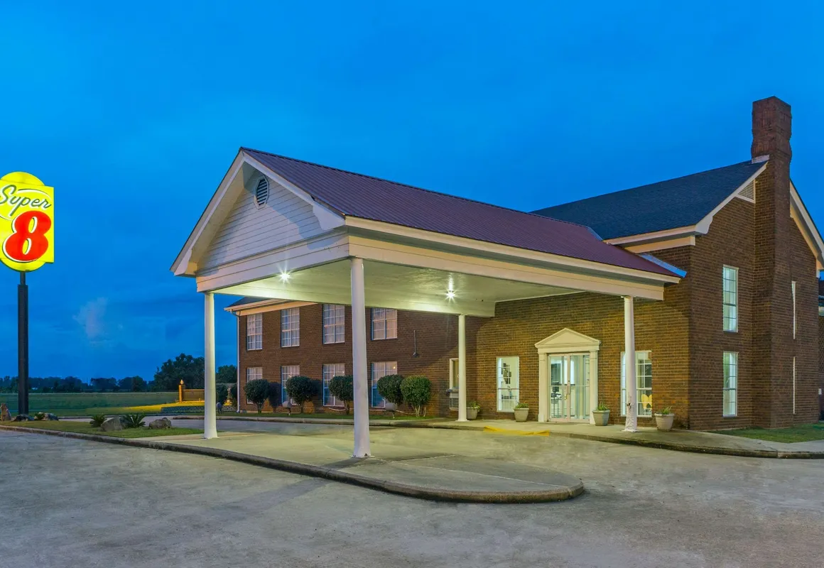 Super 8 by Wyndham Tallulah LA hotel hero