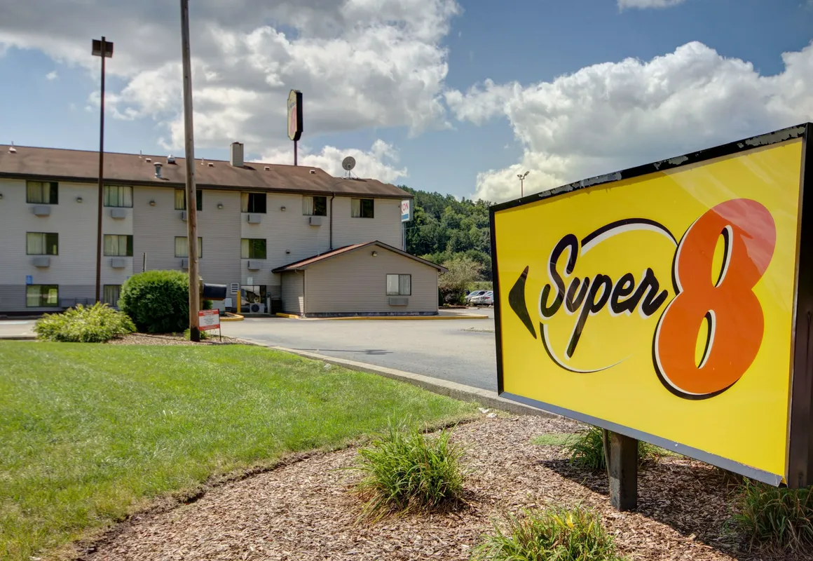 Super 8 by Wyndham Zanesville hotel hero