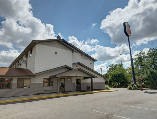 Super 8 by Wyndham Zanesville hotel detail image 1