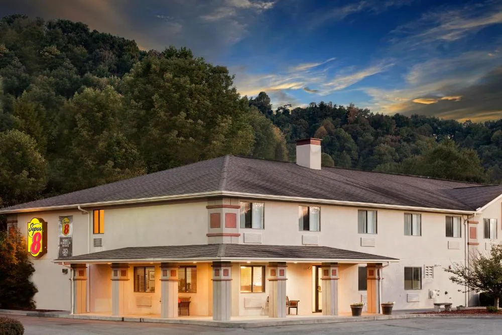 Super 8 by Wyndham Lebanon hotel hero